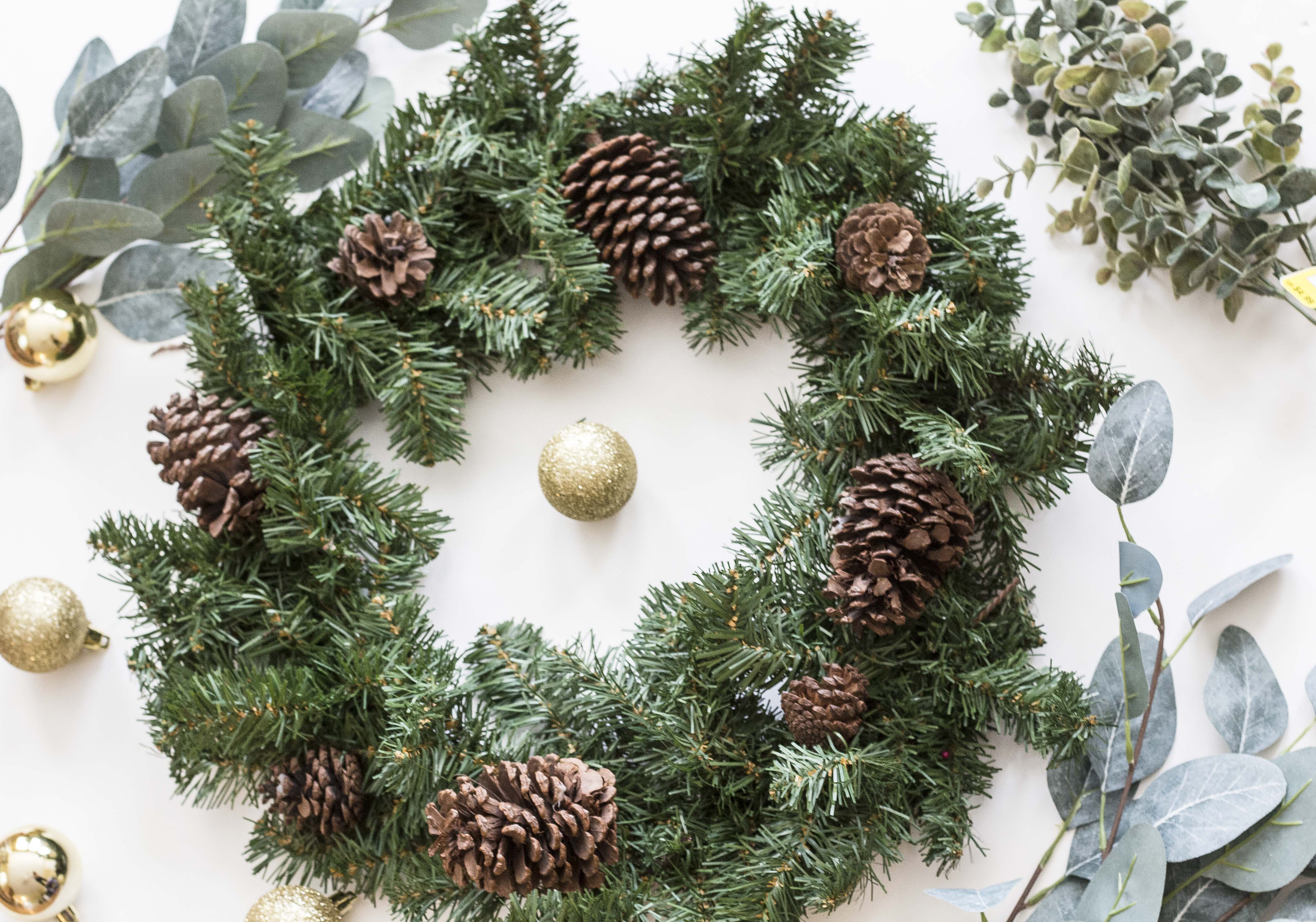 How to make a farmhouse Christmas wreath