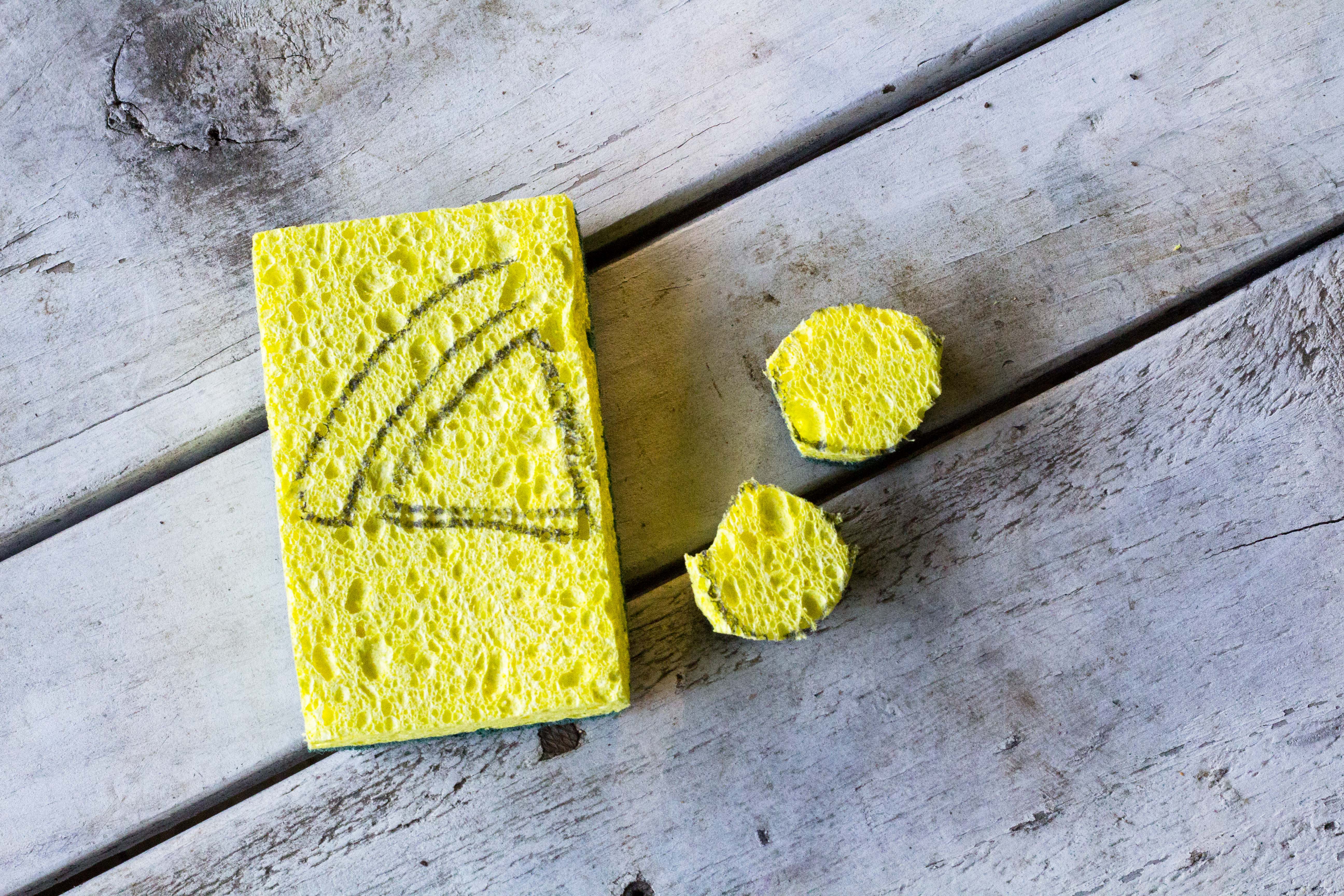 Easy Sponge-Stamped Napkins for Summer Cookouts