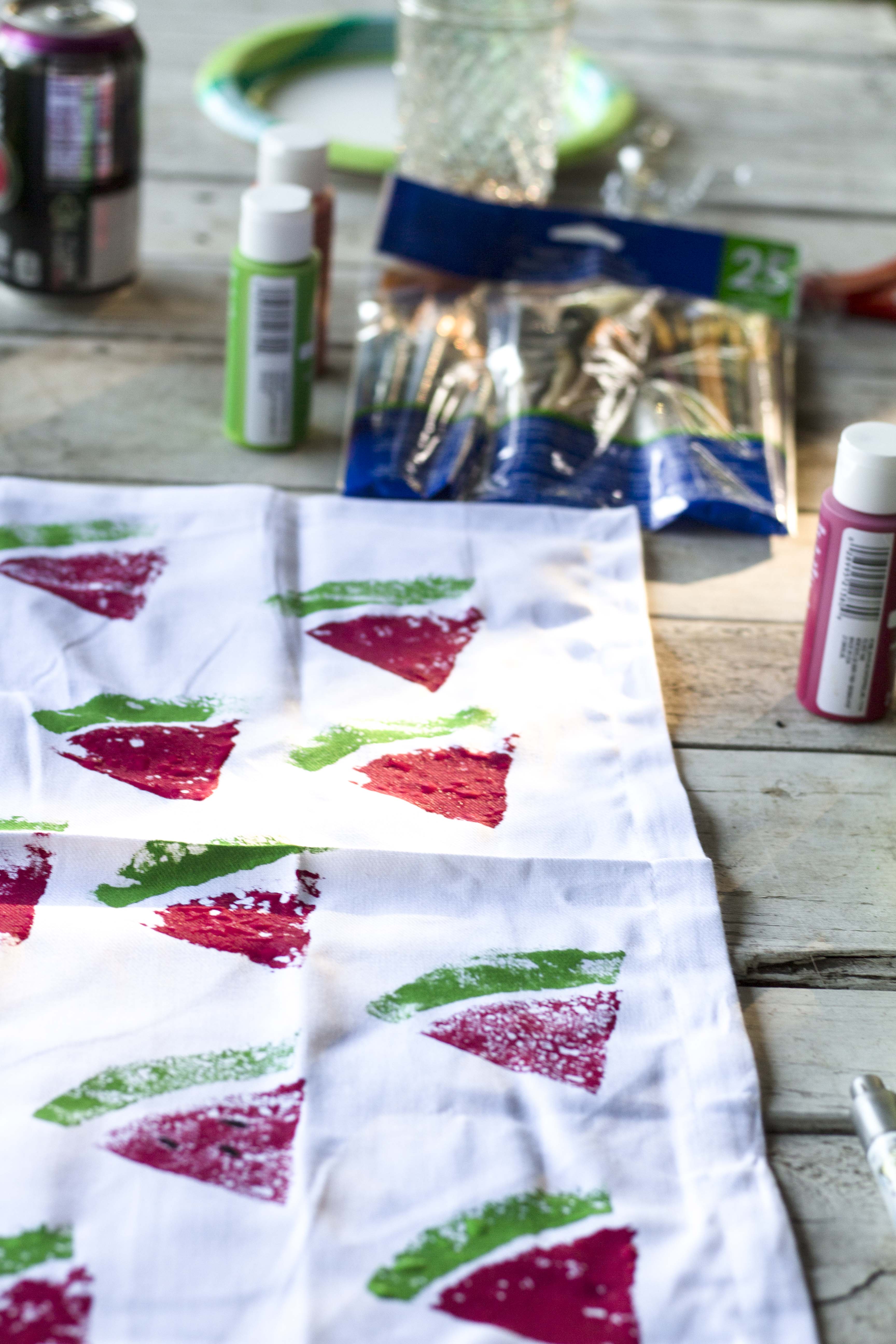 Easy Sponge-Stamped Napkins for Summer Cookouts