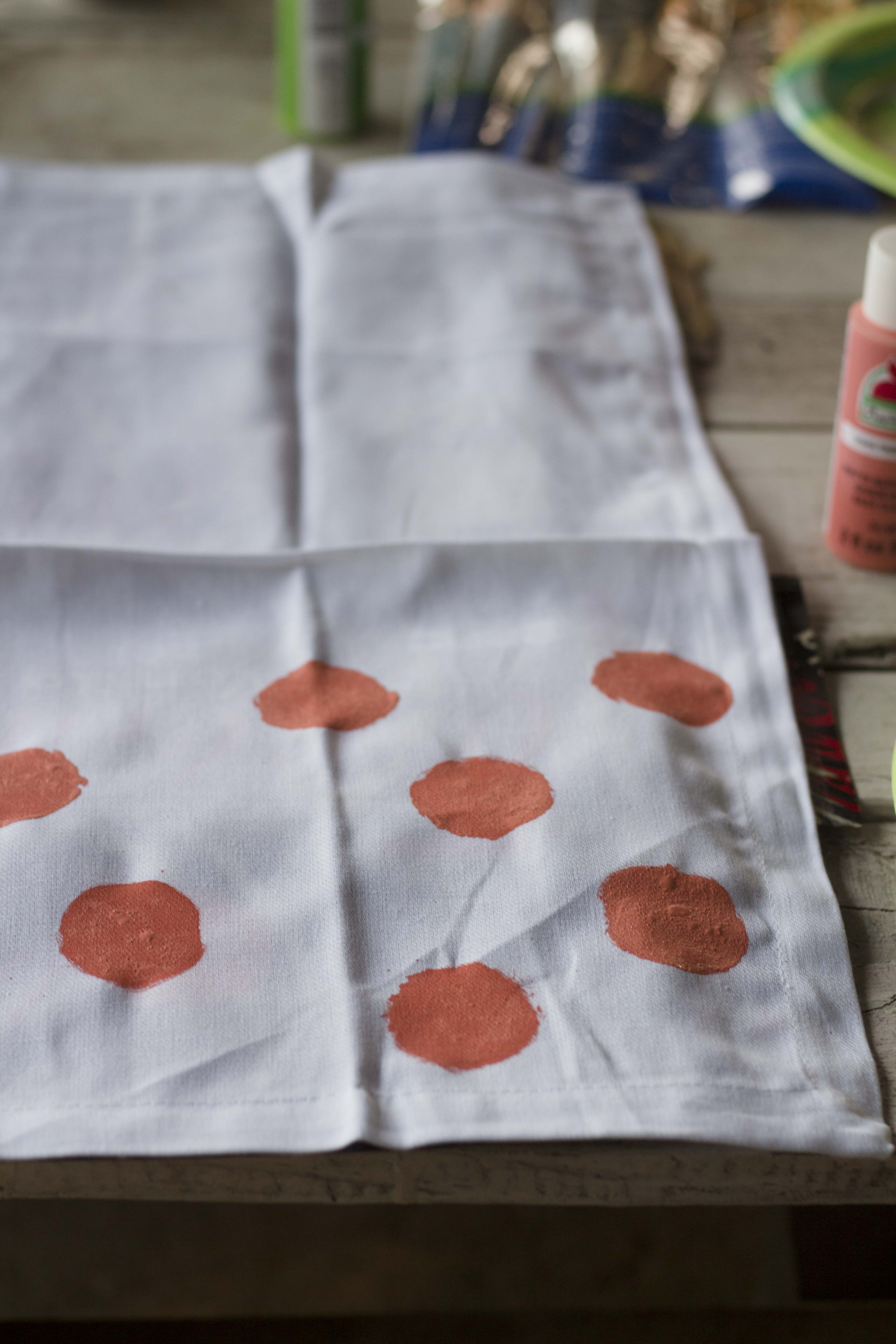 Easy Sponge-Stamped Napkins for Summer Cookouts