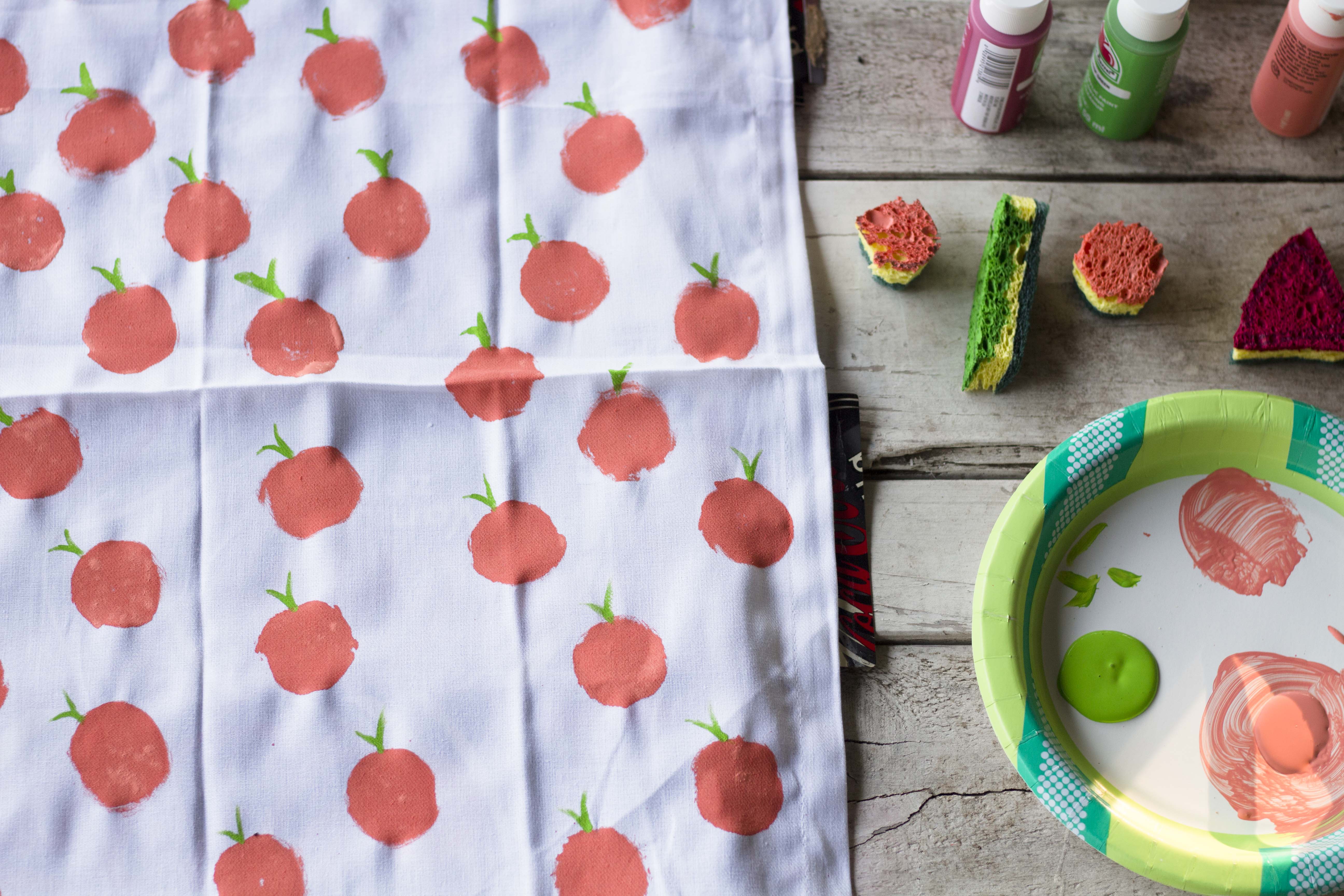 Easy Sponge-Stamped Napkins for Summer Cookouts