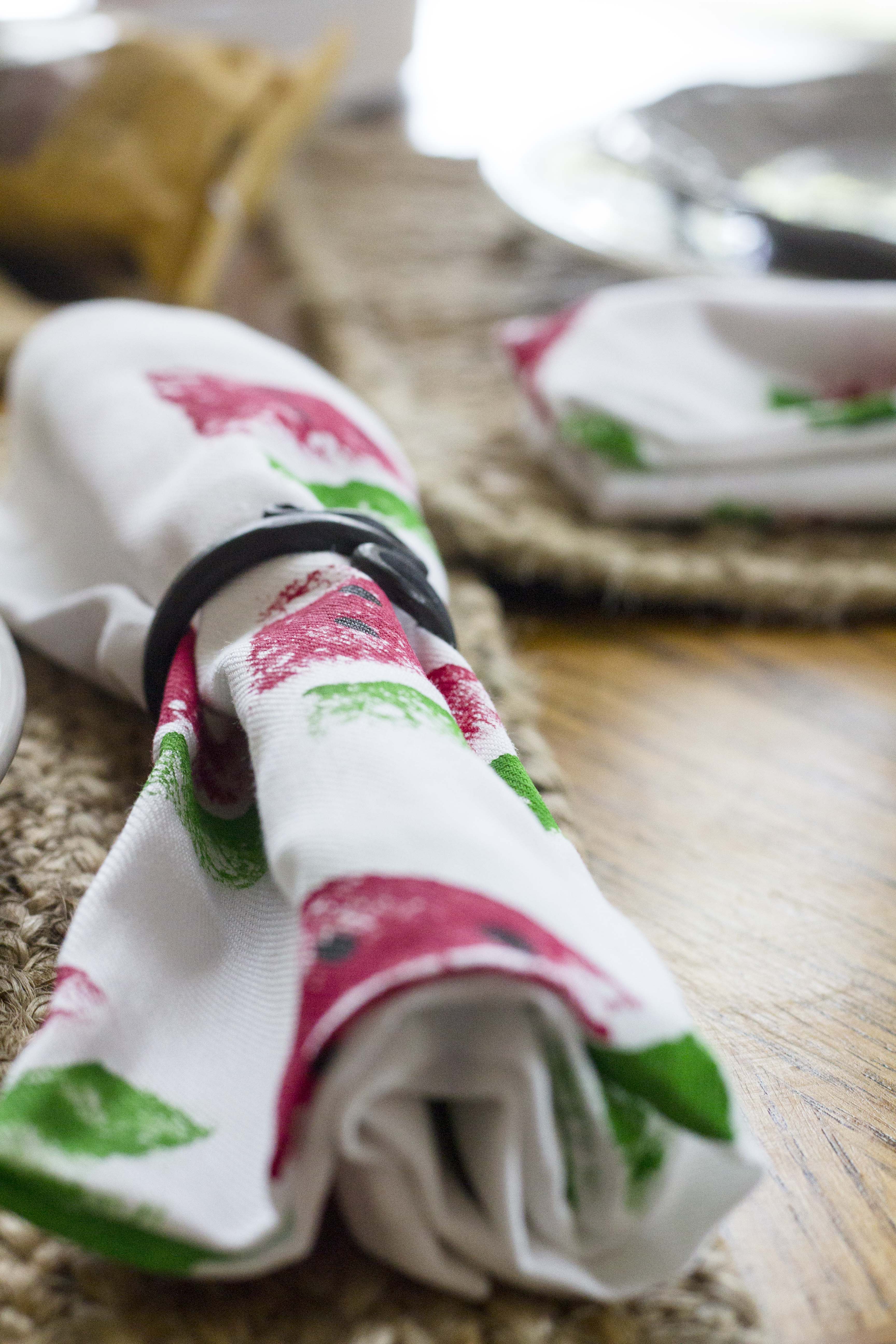 Easy Sponge-Stamped Napkins for Summer Cookouts