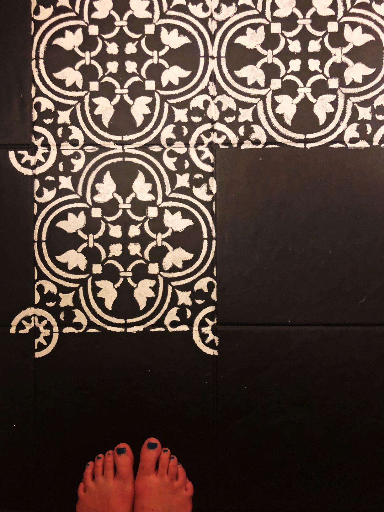 How to paint bathroom tiles with a stencil