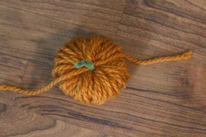 How to make yarn pumpkin garland