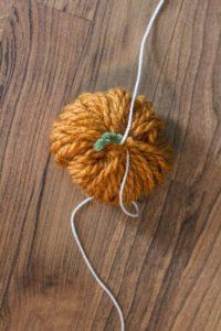 How to make yarn pumpkin garland